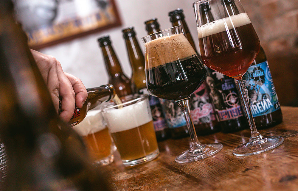 birra artigianale spillata nel  bicchiere