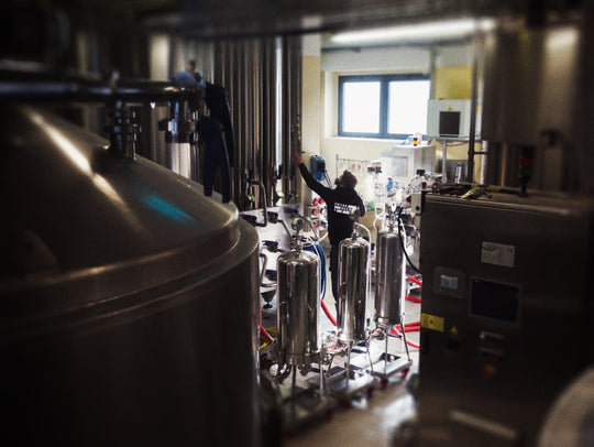 birraio in birrificio artigianale che produce birra