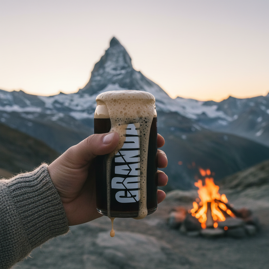 bicchiere di birra artigianale pastry stout davanti ad un falò in montagna